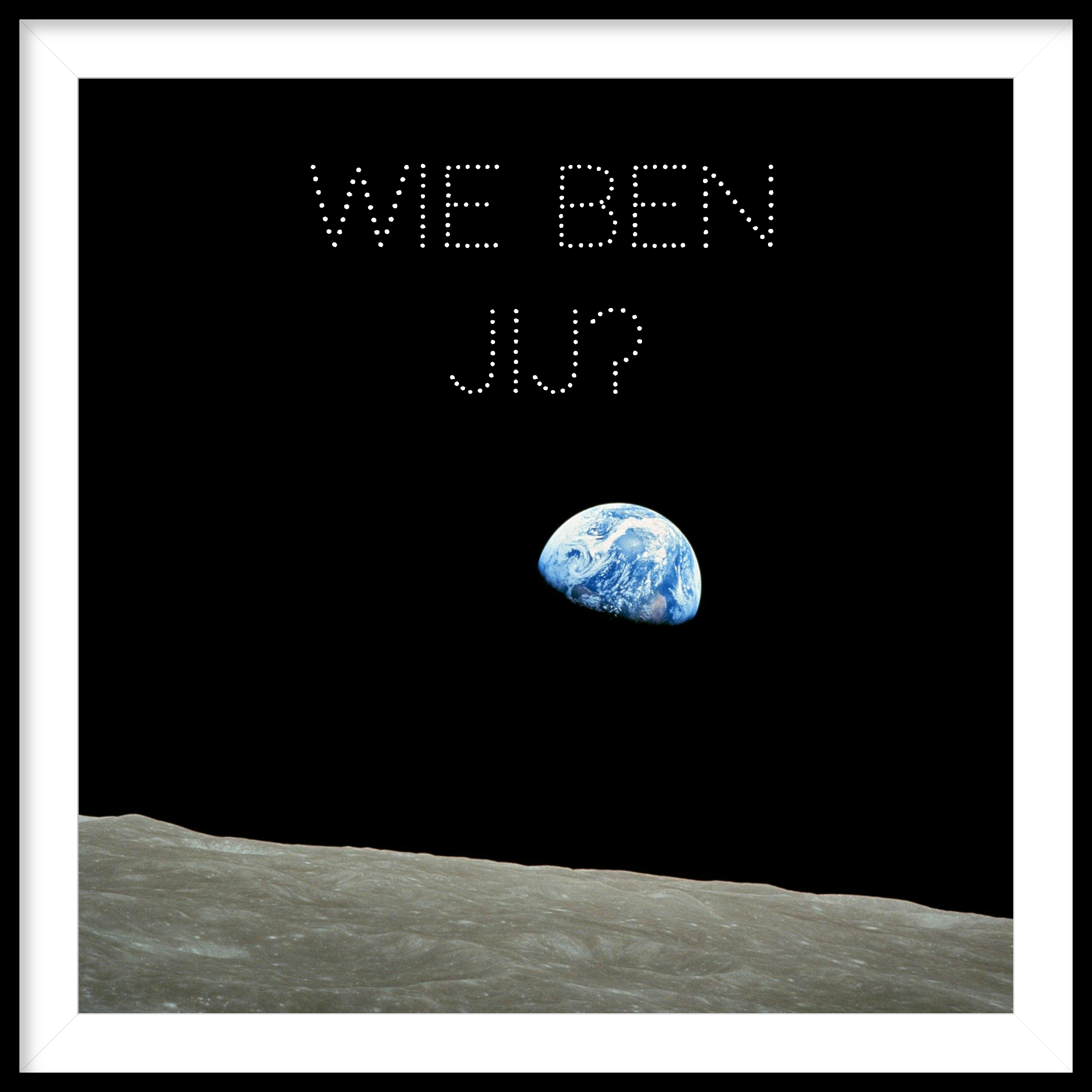 De aarde vanaf de maan gezien met de tekst "wie ben jij?"
